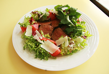 和牛タリアータ サラダ仕立て ¥2,580+Tax（上州和牛、トマト、ルッコラ、エンダイブ）