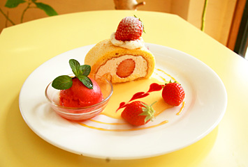 いちごのロールケーキ ¥250+Tax （やよい姫いちご）