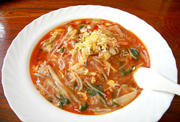  薬膳あんかけ焼きそば ¥890（漢方をたくさん使用した野菜たっぷりのあん）