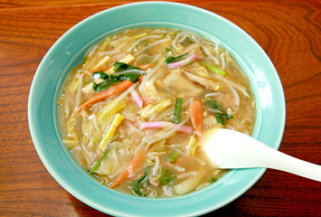 薬膳あんかけ焼きめし ¥940（おこげ焼きめしの上に漢方のあんをかけて）。あんかけめし ¥890