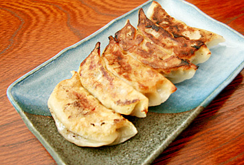 ギョーザ ¥360（野菜と肉のギョーザです）