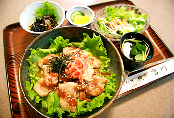 上州麦豚丼定食 (ランチタイム ¥800 / ランチ時間外 ¥1,000) (税込)　豚肉をソテーした上に宮川特製タレのこってり味噌味丼