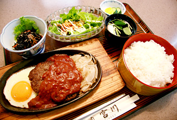 ハンバーグ定食 (ランチタイム ¥800 / ランチ時間外 ¥1,000)(税込)　県産和牛と麦豚肉を使った焼肉屋さんのハンバーグ