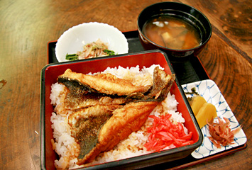 ます重定食 ¥1,050(税込)　ます重（虹鱒）・小鉢お新香・お味噌汁