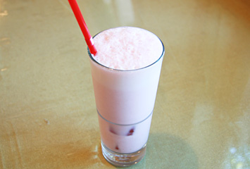 フレッシュイチゴミルク 470円（大胡産ヤヨイヒメ使用／お食事の方には、100円でセットドリンクとして追加できます）