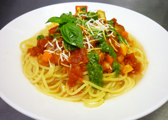 赤城鳥と県産野菜のミネストラ仕立て 819円