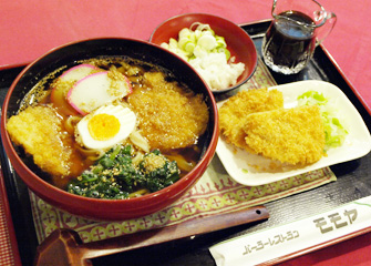 「とんかつうどん」。上州豚のヒレカツと県産小麦粉を使った手打ちうどんが絶妙にマッチした一品です。是非ご賞味ください。（税込820円）