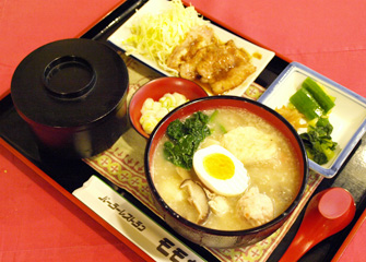 「とんとん定食」。上州豚と根菜類やきのこ3種で作る前橋のオリジナル豚汁「とんとん汁」と、豚のしょうが焼き、お新香、ライス（税込820円）