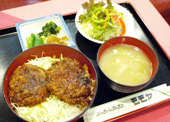 「ソースカツ丼」。群馬県のカツ丼はソースカツ丼がメジャーです。上州豚のヒレカツを甘みのある独自のソースでからめてあります。サラダ、お味噌汁、お新香（税込820円）