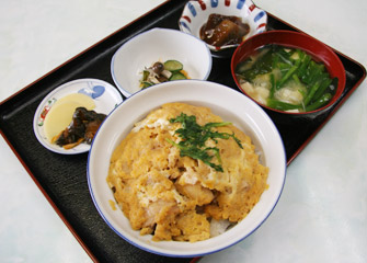 赤城鶏の親子丼　　　　９４０円（税込）