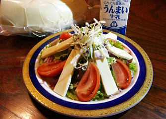 利根沼田の牛乳で作ったチーズのサラダ ¥880