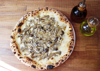 ラ・ビエール(きのこのピザ) ¥1,200(税込 ¥1,296)