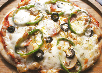 地粉を使った本格ピザ(ミックスピザ)...¥1,200