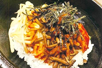 [石焼きカルビ ビビンバ 980円] 当店自慢のカルビが入った、熱々のビビンバです。