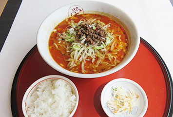 [担々ラーメンセット 600円] 小林製麺所の麺、キャベツ、もやしなどの野菜と豚挽き肉は群馬県産です。