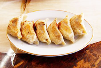 [焼き餃子(一人前6個) 300円] 群馬県産の野菜と豚肉を使用しています。
