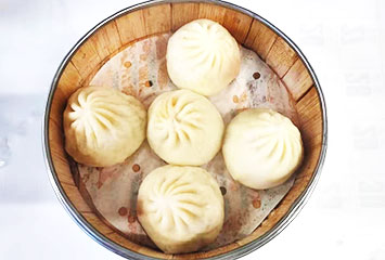 [小籠包(一人前5個) 500円] 群馬県産の野菜と豚挽き肉を使っています。