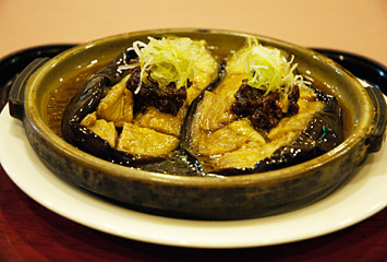 米茄子の辛味噌陶板焼 740円：群馬県産米茄子使用