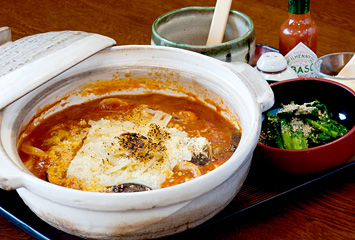 とまとうどん ¥946 (Gブランド「甘しずく」を使用した煮込みうどん)