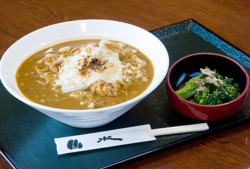 焼チーズカレーうどん ¥862 (ご飯の上に大和芋をのせたカレー味のうどん)