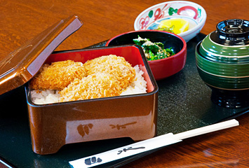 ひれソース重 ¥848 (継ぎ足し辛みソース味。桐生産コシヒカリ使用)