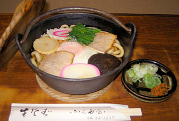 なべやきうどん・そば:750円(群馬県産食材をたっぷり使っています)