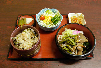まいたけごはんとそばセット：群馬県産まいたけと群馬県産野菜使用