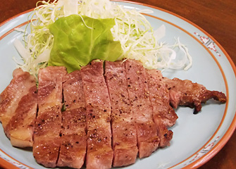 もち豚の網焼き ¥1,200／上州赤城山のブランド豚を強い火で網焼きで焼くため余分な油がおちてヘルシーにいただける。