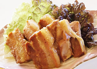 豚の角煮 （コース料理の一品）／冷めてもおいしく口の中でふわりととろけるもち豚の角煮は大人気メニュー