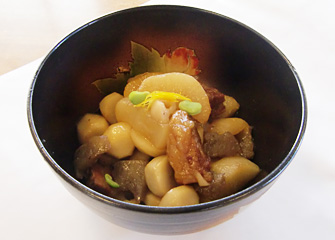 野菜の煮物 （コース料理の一品）／地元野菜を使って柔らか煮。ダシには、一番人気の角煮を使って