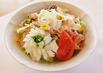 豚しゃぶサラダ （コース料理の一品）／赤城山麓豚の豚しゃぶに野菜をたっぷり。バランスのよい品
