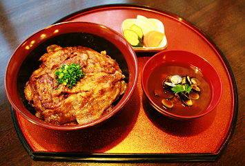  豚めし（漬物、味噌汁付） ¥880(税別）＊夜のみの販売