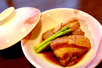 麦豚角煮 ¥740(税別）／麦豚をじっくり煮込みました