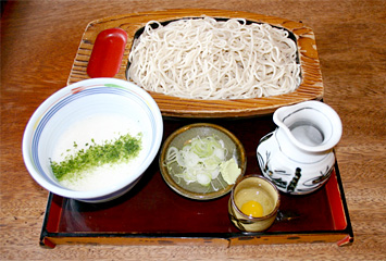 とろろそば・うどん ¥683（地元太田尾島産の大和芋、県産ネギを使用しています。）