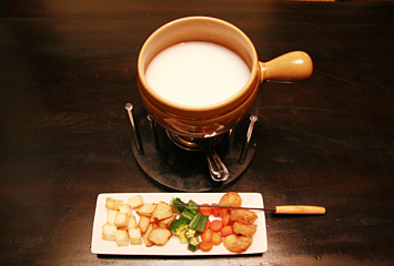 ヨーロッパ産チーズフォンデュ ¥2,300/4種類のチーズと群馬県産の野菜を使用