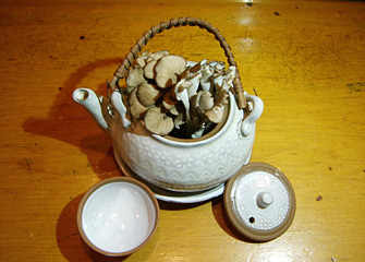 舞茸のどびんむし ¥700／みなかみ産　舞茸　　　　　　　　　　　　　　　　　　　　　　　　　　　　　　　　　　　　　　　　　　