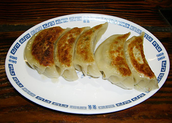 自家製餃子／￥３７０／キャベツ、ニラ、ネギ、ひき肉