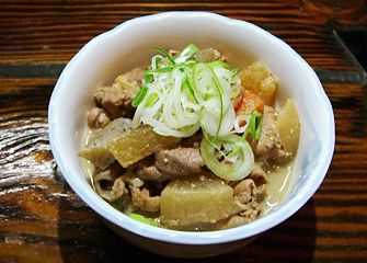 もつ煮／￥４５０／県産のもつと地元の大根、にんじん、こんにゃく