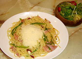 ペペロンチーノ ¥800（15:00までサラダ・コーヒー付）／ベーコン・にんにく・ピーマン・とうがらし・たっぷりの粉チーズ