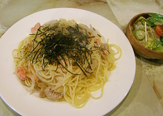 たらこスパゲティ ¥850（15:00までサラダ・コーヒー付）／レタス･きゅうり・水菜・トマト・フレッシュなサラダ付　　　　　　　　　　　