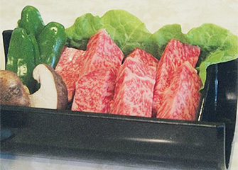 サーロイン塩焼/ぶ厚く切った上州牛のサーロインを塩コショウ等で味付けし網焼きしおろしポン酢でいただく