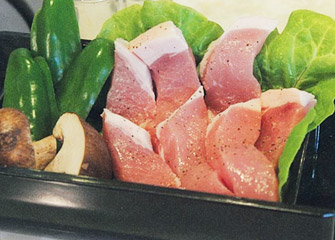 やまと豚の厚切り網焼き/1㎝ほどに切ったやまと豚を味付けし網焼きしてレモン汁でいただく