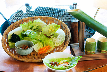 きのこ味噌でいただくサラダ（きのこ類・レタス・きゅうり・にんじん・ワカメ