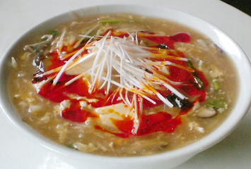 豚糸®(ルース―)酢辣(スーラ―)湯麺 ¥800 お酢と当店手作り本格四川ラー油が決め手!! ※季節限定品(9月~3月くらいまで)