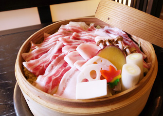 麦豚せいろ蒸し／赤身が豊かできめが細かくくせのない風味が人気の麦豚と、たくさんの野菜をせいろで蒸しあげた、ジューシーでヘルシーな料理。¥1,500円(税別）