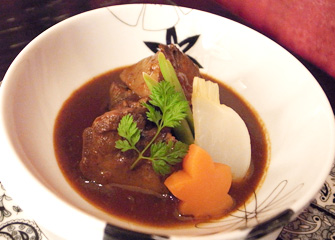 和風豚タンシチュー／県産の豚タンをじっくり煮込み、とてもやわらかく深い味わいに仕上げています。¥780(税別）