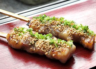 麦豚の西京焼き(2本）／県産の麦豚を西京味噌にじっくり漬けこみ、焼きあげた逸品。¥580(税別)