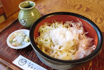 ぶっかけおろしうどん/辛み大根とネギと花かつおでさっぱりと