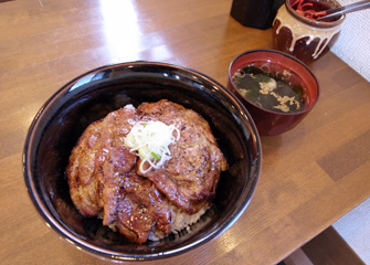 豚丼　並盛／香ばしく焼いたジューシーなお肉がたっぷり